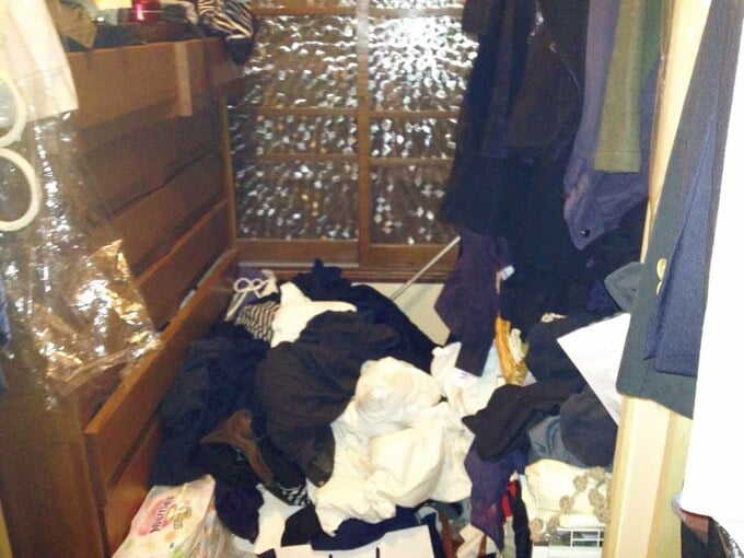 床に服が積み重なっている様子