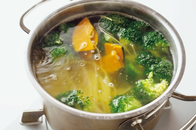 カボチャとブロッコリーのクリームパスタの調理過程