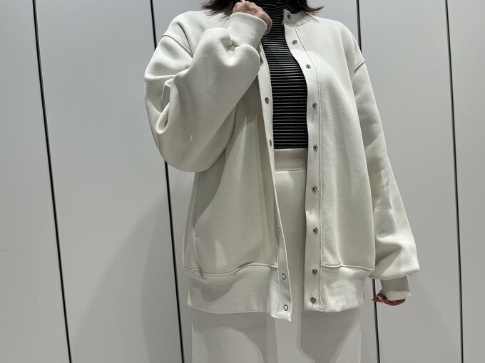 カーディガンのボタンを開けた状態