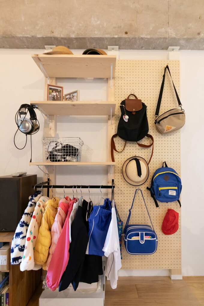 収納コーナーはDIY用パーツの「ラブリコ」と有孔ボードを使用