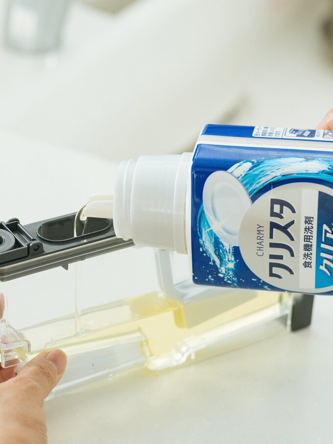 タンクに洗剤を注ぐ