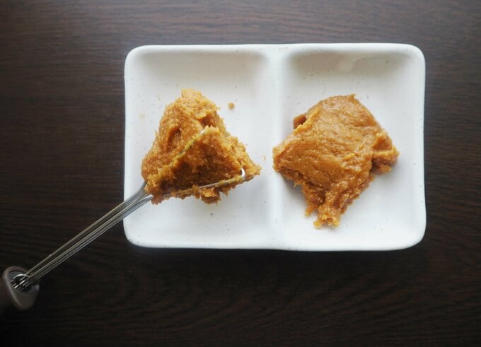 左：「三角味噌マドラー」／右：大さじ2杯