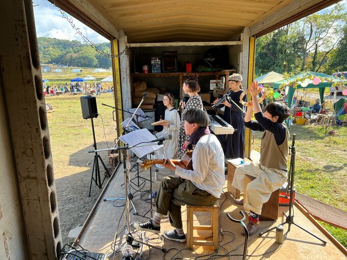 野外ライブの様子
