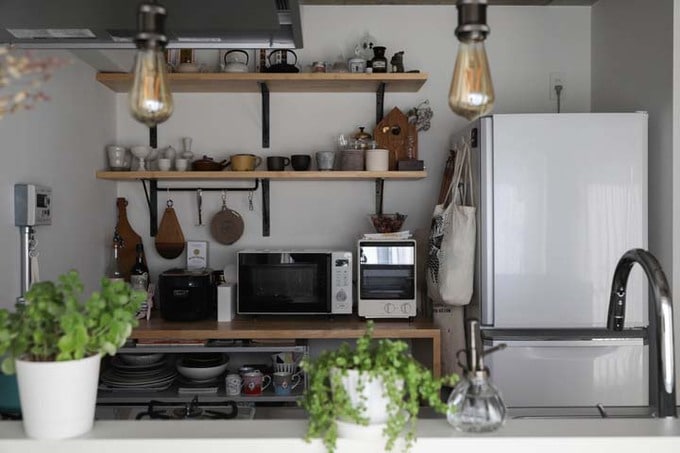 DIYしたキッチンのオープン棚