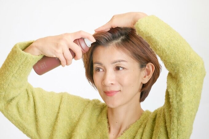 スプレーする女性