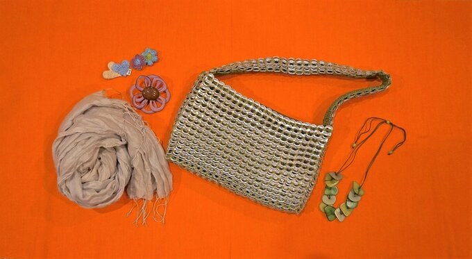 バッグやストールなど小物