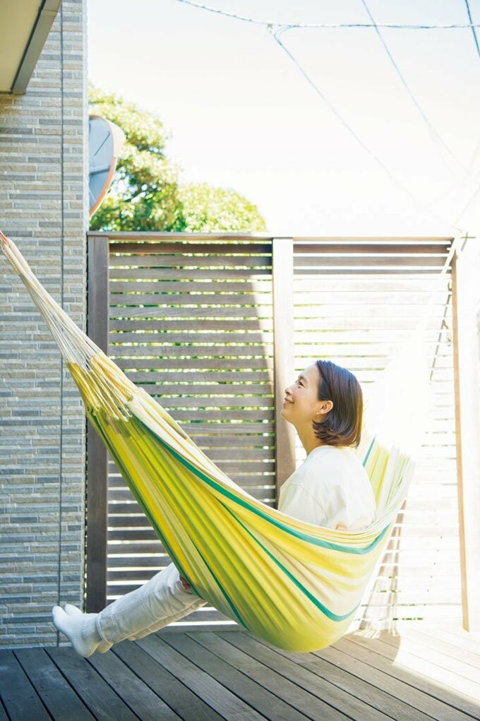 ハンモックに女性