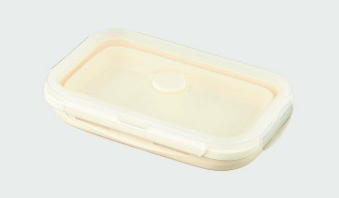 折りたためるシリコーン保存容器を折りたたんだところ