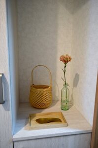 一輪を玄関に飾る