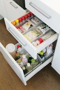 高さ違いのカゴを重ねてお菓子グッズをまとめる