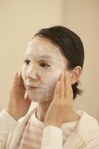 乳液側を肌にはり、もう5分待つ