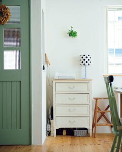 チェストの下に置いたカゴで配線コードをおしゃれに隠す