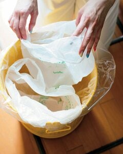ゴミ箱にゴミ袋を1枚追加しただけで、手入れがラクに