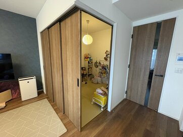 新居リビング横の和室に「便利すぎる仕切り」をつけたら。住んで気づいた“まさかの落とし穴”2つ