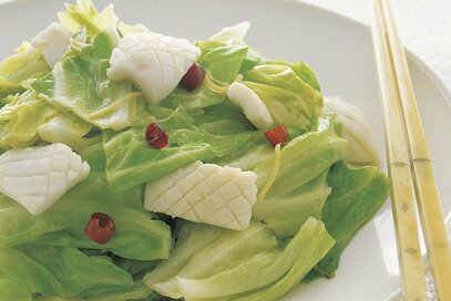 キャベツとイカの甘酢炒め。シャキシャキ食感とまろやかさでペロリと食べられる　