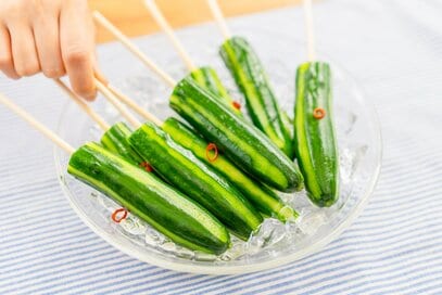 やみつき「キュウリの1本漬け」。ガブリとみずみずしい食感がたまらない