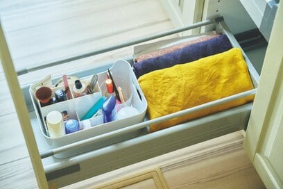 暮らしが変わる「時短」収納テク。メイク道具をキッチンに置いたらイライラが減った