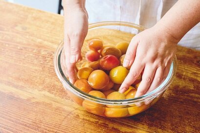 煮る必要なしの「生梅ジャム」のつくり方。実をほぐして砂糖と混ぜるだけ