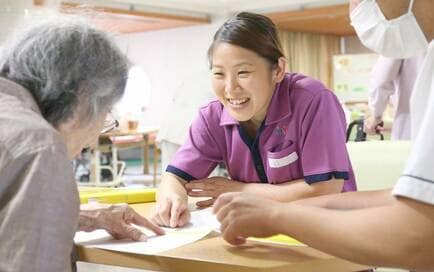 役にたつからがんばれる。介護職で活躍する女性の本音
