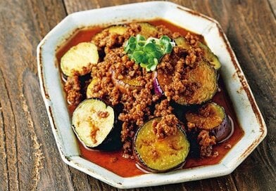 じゅわっとナスがおいしい「ナスの甘辛カレーそぼろ」。電子レンジだけで簡単レシピ