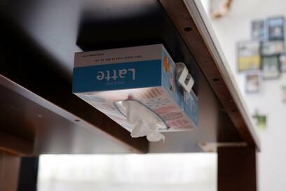 100円グッズでティッシュを定位置に。探す手間なしで、リビングもスッキリ！