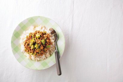 腸活にぴったり、オクラとひき肉のカレー。レンチン10分で完成