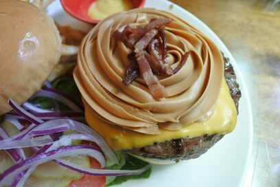 ハンバーガーに！汁なし麺に！台湾流ピーナツバターの使い方がウマい
