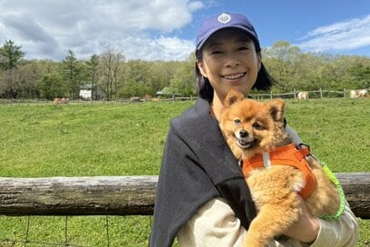 50代モデル・AYUMIさん、保護犬を迎えて初めての家族旅行。「犬との暮らし」が教えてくれたこと