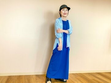 60代はユニクロの「ブラカップつきロング丈ワンピース」一択。全身8970円のおしゃれコーデ