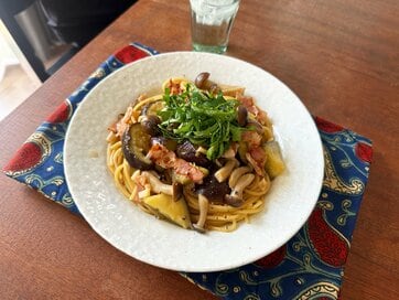バターしょうゆで食が進む！料理家・山本ゆりさんの秋を味わう「絶品ワンパンパスタ」レシピ