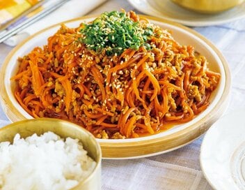 プロが教える「豚ひき肉」のマンネリ解消テク。ニンジンと一緒に炒めたご飯がすすむレシピも