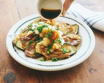 「ナスと豚バラの重ねステーキ」レシピ。大根おろしをたっぷりと