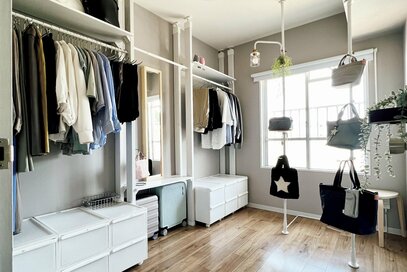 衣替えのいらない「見えるクローゼット」3つ。すき間につっぱり棒を活用し収納力アップ