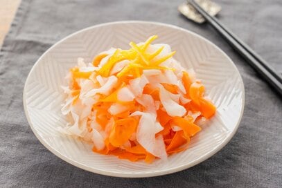 ピーラーで簡単、ひらひら紅白なます。ぐっち夫婦の簡単すぎるおせちレシピ