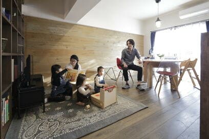 【団地リノベ事例】仕切りは腰壁やオープンシェルフ。廊下も取り込み広いLDKを実現！