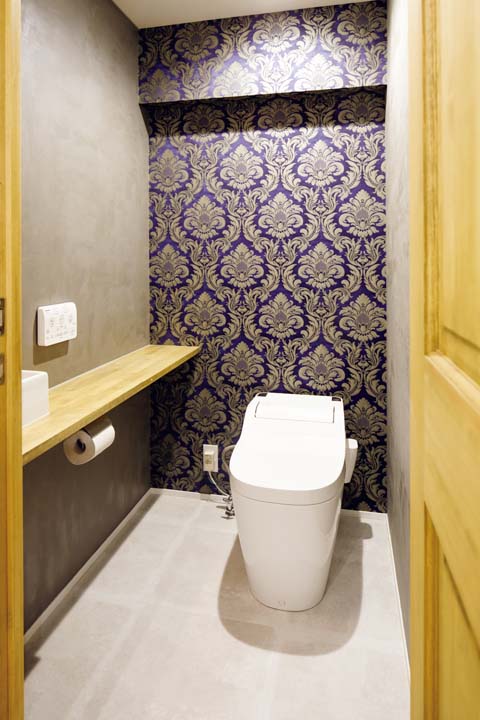 インパクトのある壁紙がアクセントのトイレ
