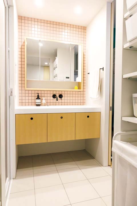 カラータイルが鮮やかな洗面室