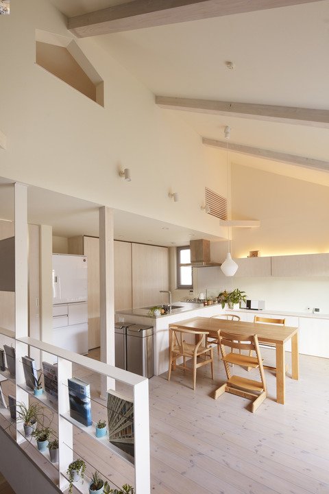 高い天井と南側に設置された広いバルコニーが開放感をもたらす2階LDK