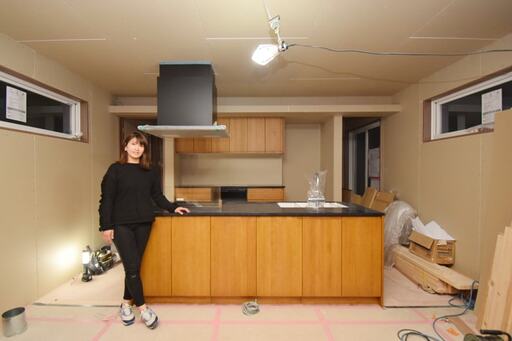 完成したキッチンと奥さま