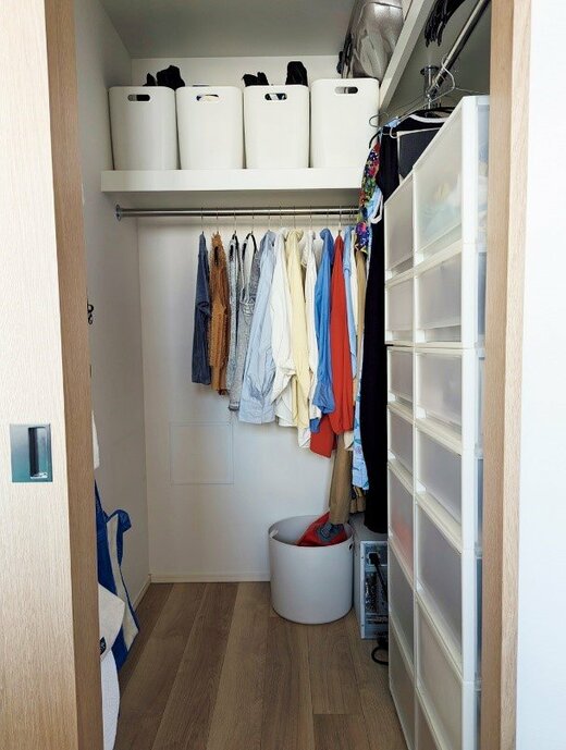 すべてハンガーにかけて収納されているトップス