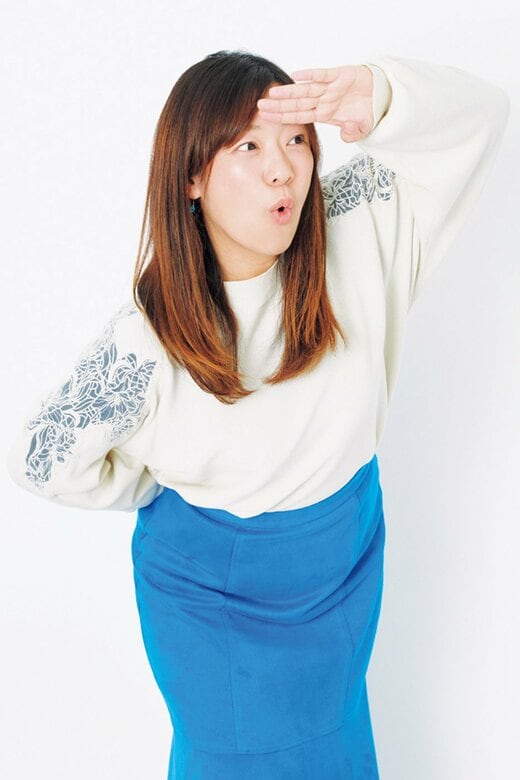 ポーズをとるFPの寺澤真奈美さん