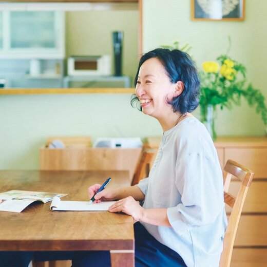 ノートに書き留める奥田明子さん