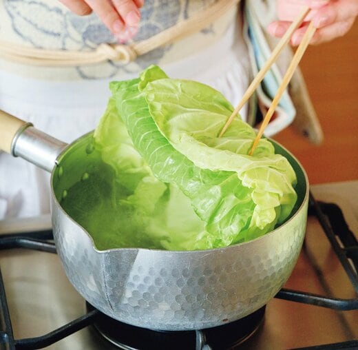 数枚ずつゆでる春キャベツ