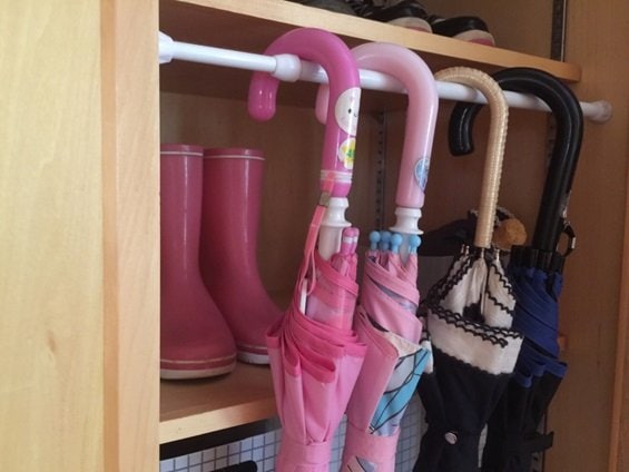 扉裏の隙間を利用して傘立ていらずに!