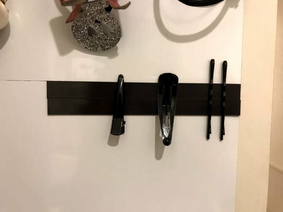 鉄板にマグネットをつけて、そこにくっつけて収納