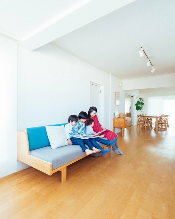 ソファに親子4人