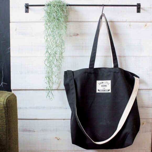 3COINSのバッグは、ショルダーにもなる2wayタイプ。