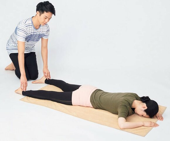 女両足のかかとを外にむける