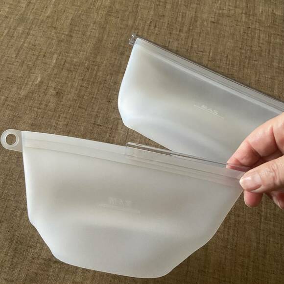 シリコーン保存袋を持つ