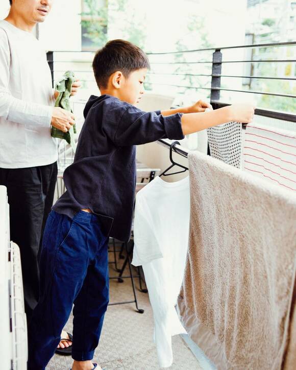 洗濯物を干す子ども